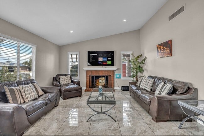 Foto del edificio - 3 Bed FULLY FURNISHED Pool Home