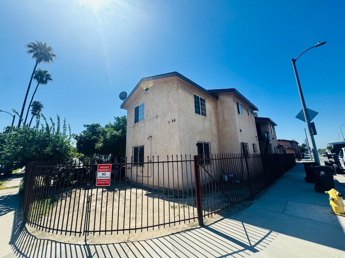 Foto del edificio - 7704 S Grand Ave