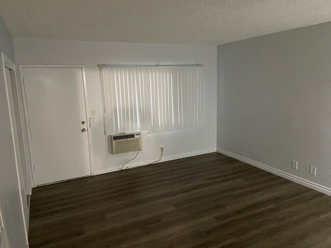 Foto del edificio - 1/2 OFF FIRST MONTH'S RENT Downstairs studio -  ALL UTILITIES PAID