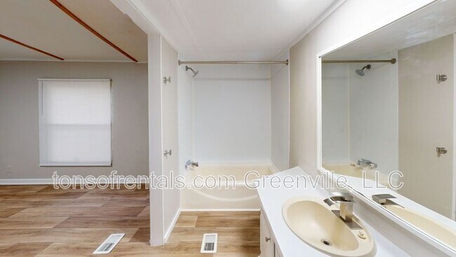 Foto del edificio - 311 Goldsmith Rd