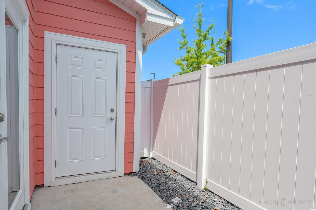 Building Photo - 3530 Pampas Dr