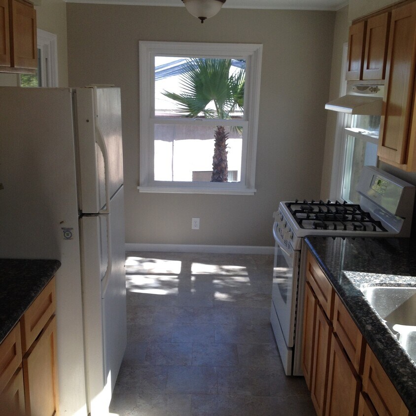 Foto principal - Beautiful 2bd/1ba Upstairs Duplex with a H...