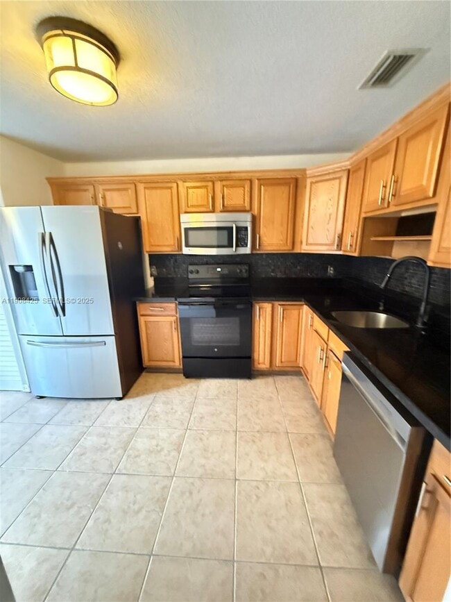 Foto del edificio - 9986 Royal Palm Blvd