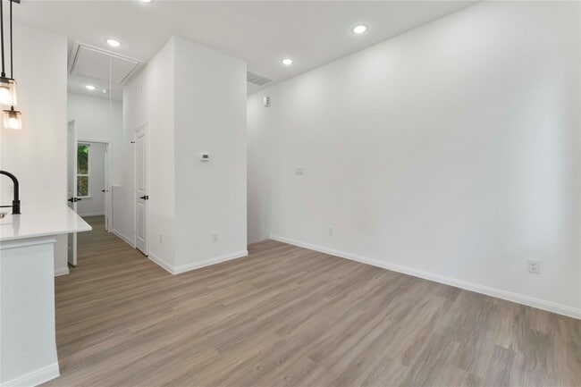 Building Photo - 5105 Mallow St