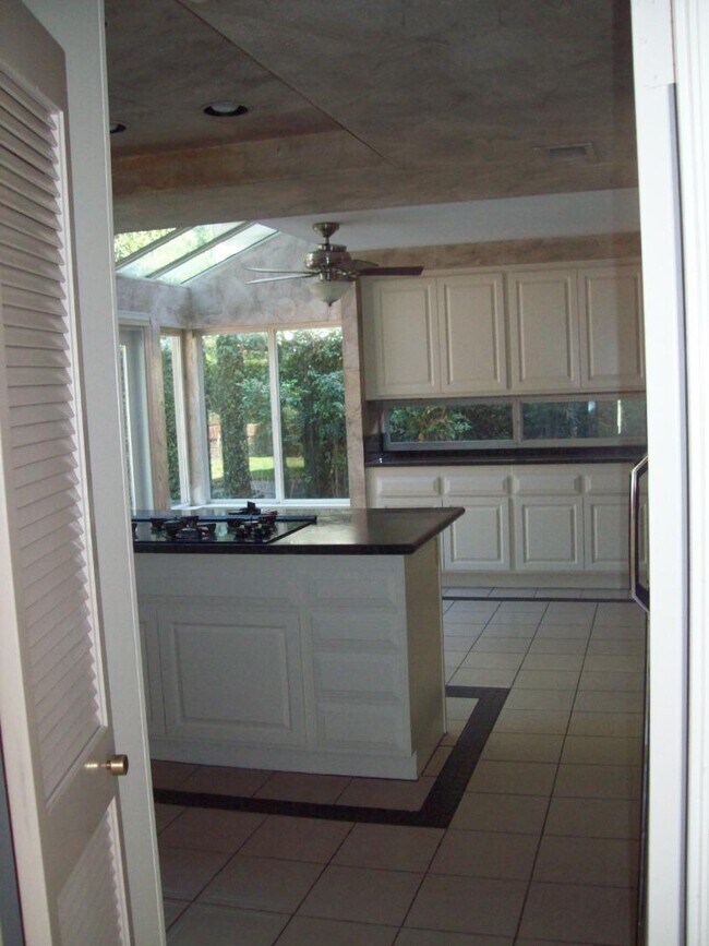 Building Photo - 24 Recodo