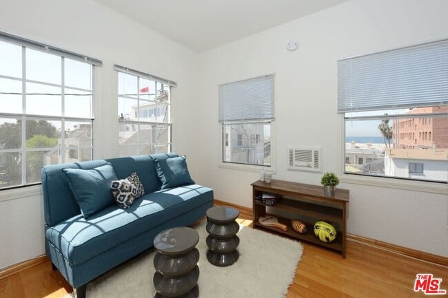 Foto del edificio - 26 Breeze Ave
