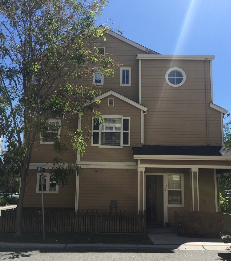Primary Photo - Lovely 3 bed, 3 bath End Unit, 2 car garage