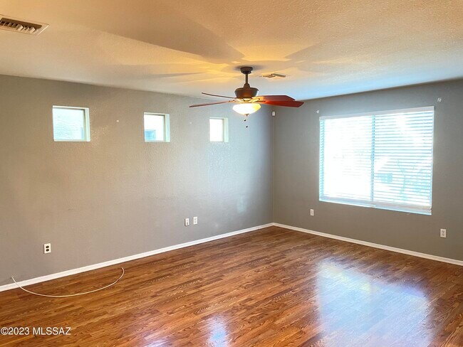 Building Photo - 10573 E Pleasant Pasture Dr