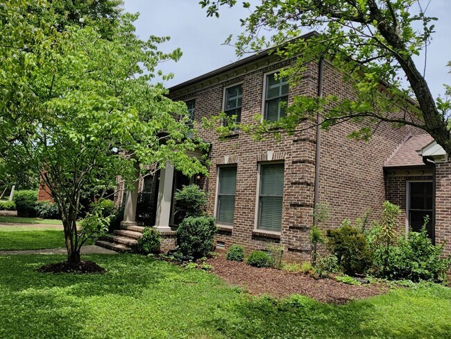 Foto del edificio - 4 BR 2/2 BA Large Fenced in Back Yard! Chef's Kitchen! Upstairs Bonus Room! 2 Car Garage