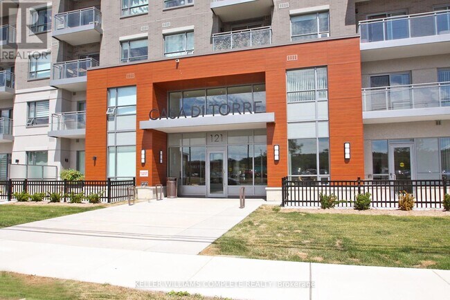 Photo du bâtiment - 121-121 Hwy 8