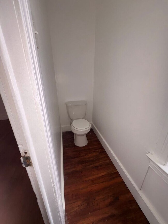 Foto del edificio - Available Now! Large North York Near Farquar Park