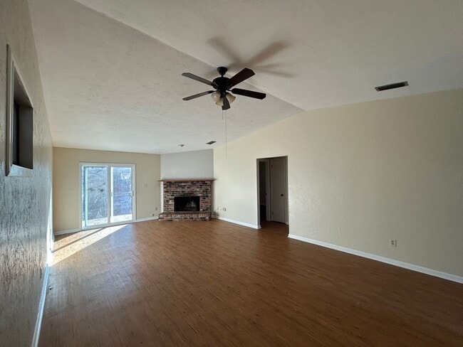 Photo - Spacious 2 bedroom! BRAND NEW PAINT AND FLOORING House