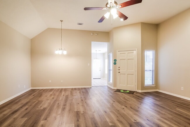Foto del edificio - 6615 Bluebottle Ln