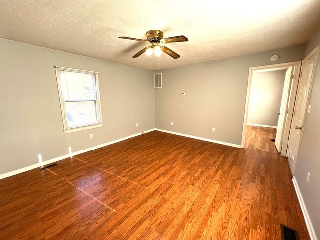 Building Photo - Country Living and Convenience at It's BEST