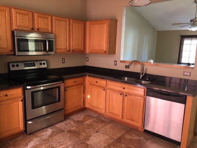 Building Photo - Spacious Tri-Level home in Castle Rocks Me...