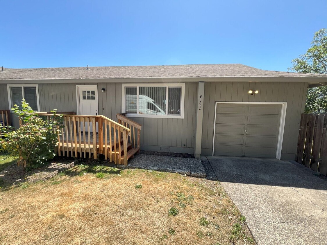 Foto principal - 2-Bedroom Home w/ Garage, A/C, & Backyard!