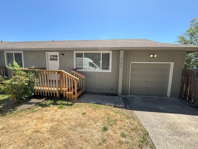 2-Bedroom Home w/ Garage, A/C, & Backyard! - 2-Bedroom Home w/ Garage, A/C, & Backyard!