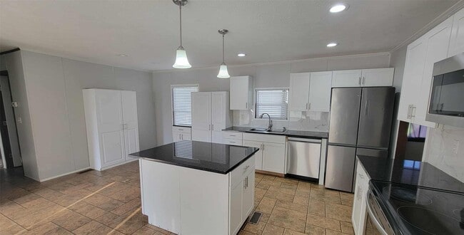 Building Photo - 405 Battlebell Rd