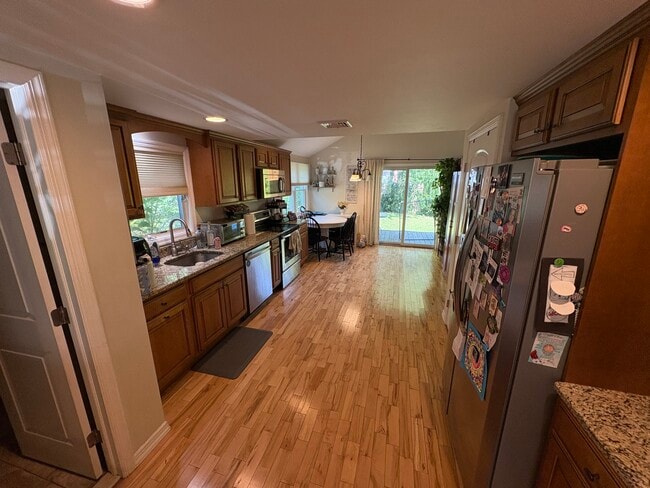 Building Photo - 10 Bayview Ct