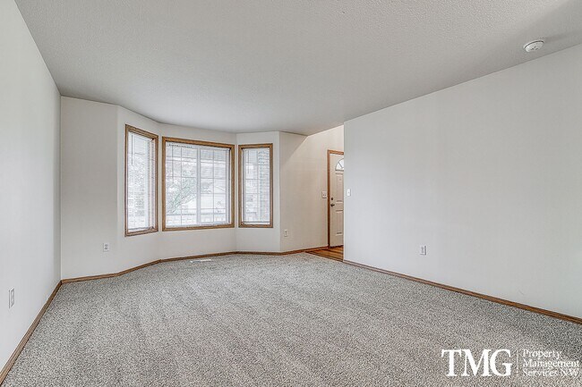 Foto del edificio - Spacious 5 Bedroom Home in Desirable East ...