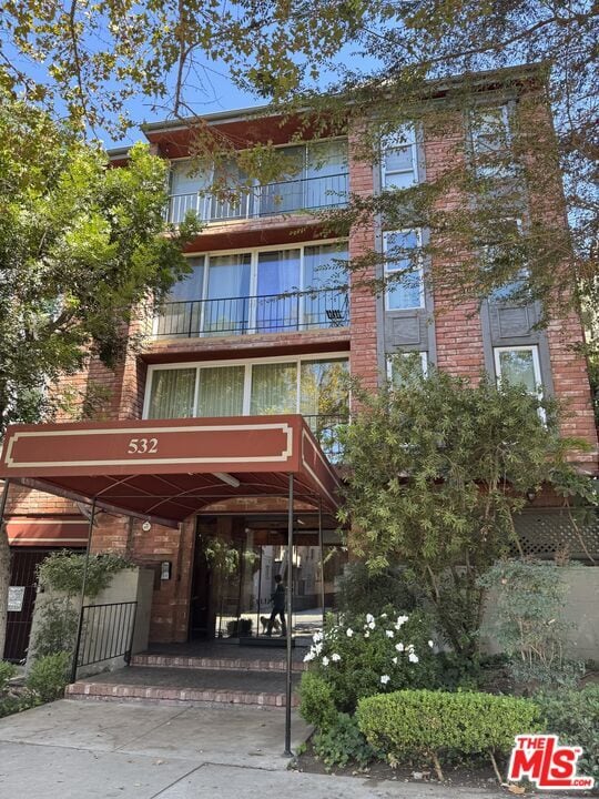 Building Photo - 532 N Rossmore Ave