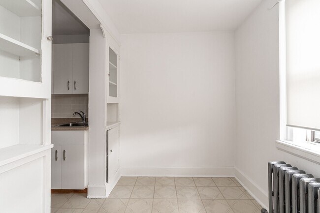 Building Photo - 122 Dowling Ave