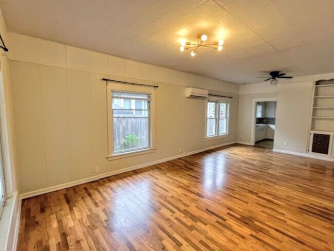 Building Photo - Charming Bungalow Centrally Located in Tacoma