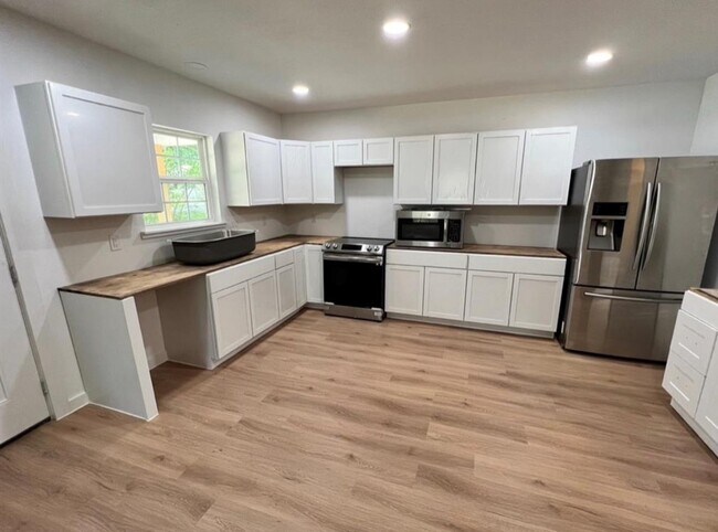Foto del edificio - 5880 Beech Dr
