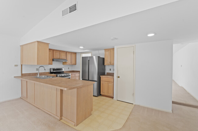 Kitchen - 204 Regal Oaks Dr