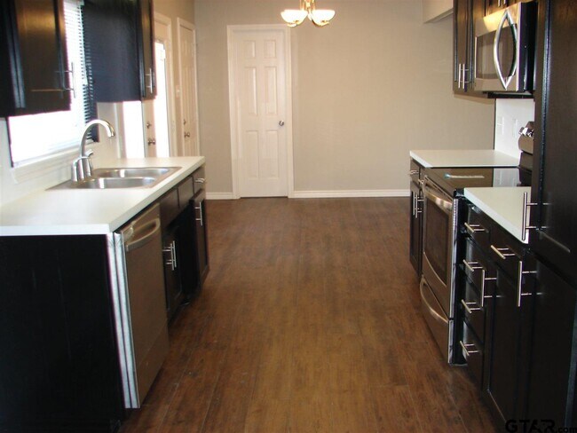 Foto del edificio - 423 Top Hill Dr