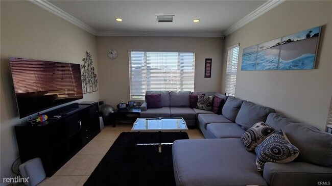 Building Photo - 3 br, 2.5 bath Townhome - 1681 Acacia Unit A