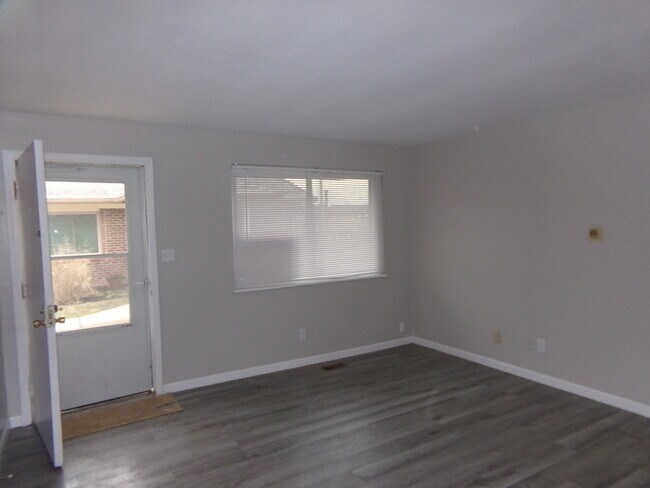 Foto del edificio - Completely Updated 2-bedroom 1-bath apartm...