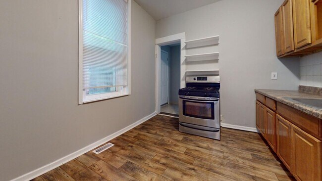 Building Photo - Temple Hospital 3-br FULL HOUSE - For Rent