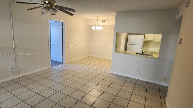 Foto del edificio - 10027 Winding Lake Rd
