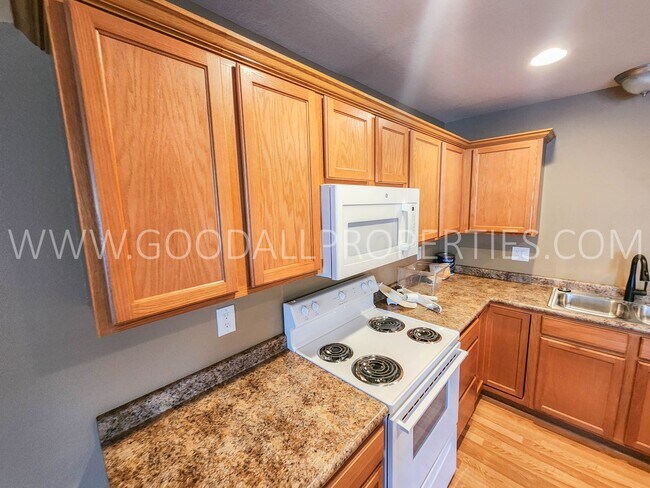 Foto del edificio - 2 Bedroom, 2 Bath Townhome in Pleasant Hill