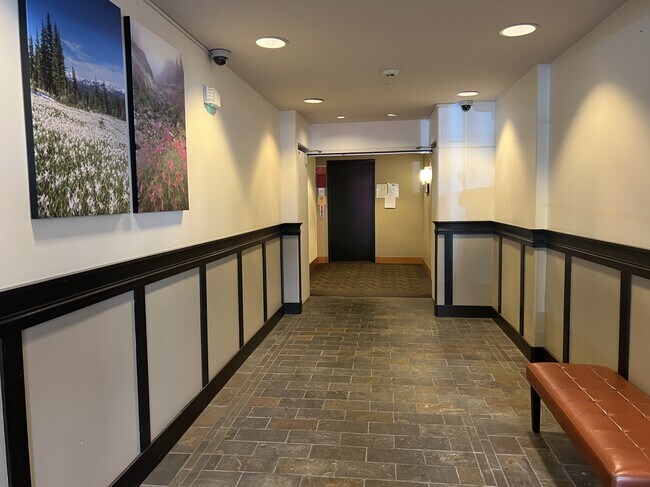 Building Photo - 3015 SW Avalon Way