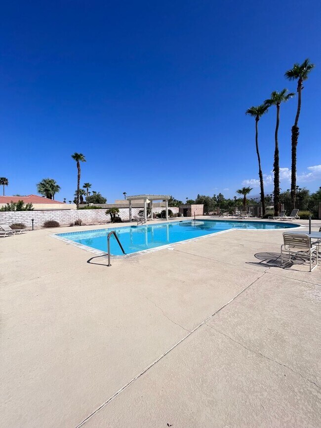 Foto del edificio - North Palm Springs Beauty move in special $500.00 of first month