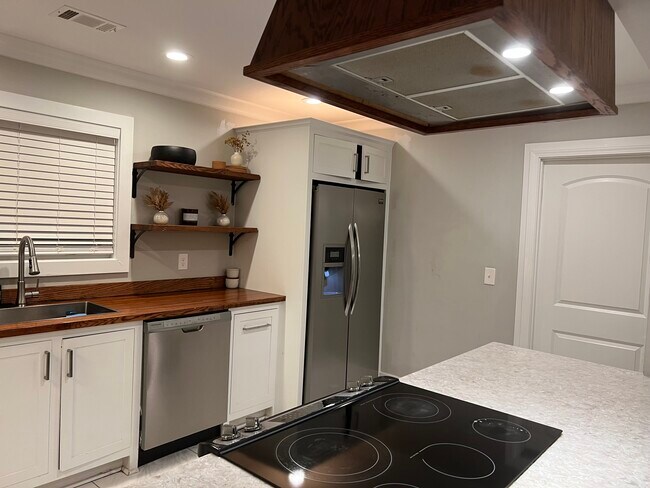 Building Photo - 40 Oak Forest Dr