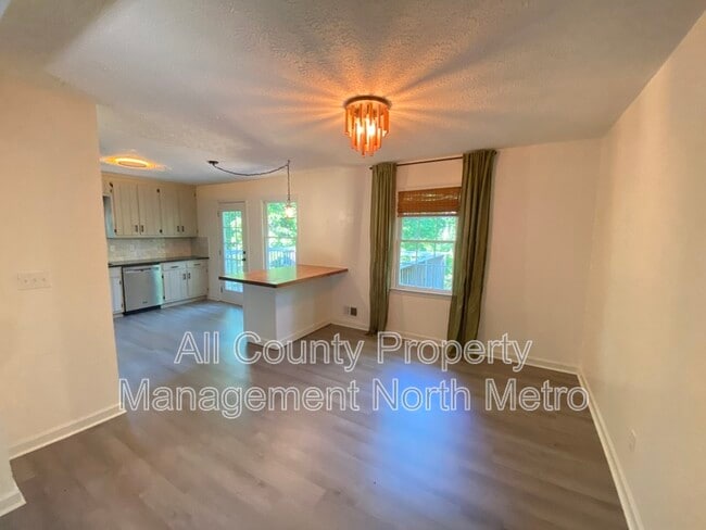 Foto del edificio - 410 Riverlake Ct