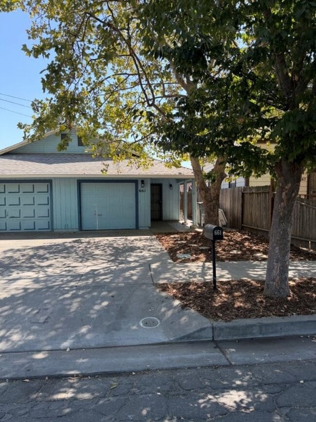 Building Photo - Beautifully Remodeled 3 Bed / 2 Bath Duplex – Walk to Downtown!