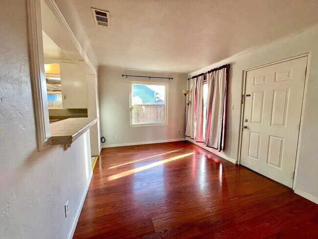Building Photo - 2137 Raymond Ave