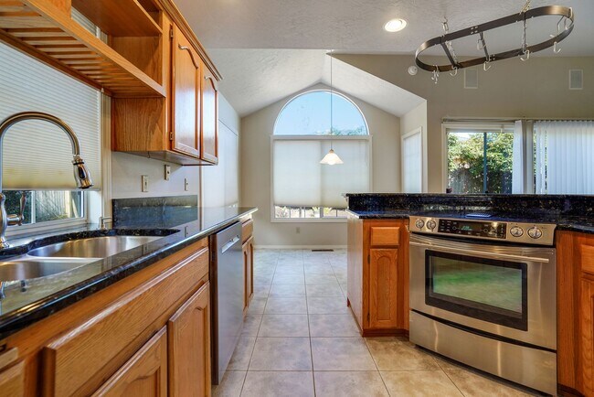Foto del edificio - Spacious 3 bed, 2 bath with office (office can be used as 4th bedroom).