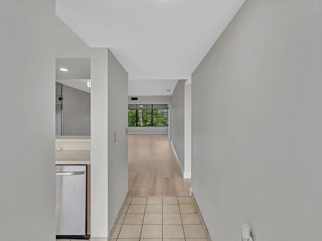 Foto del edificio - 1711 Whitehall Dr