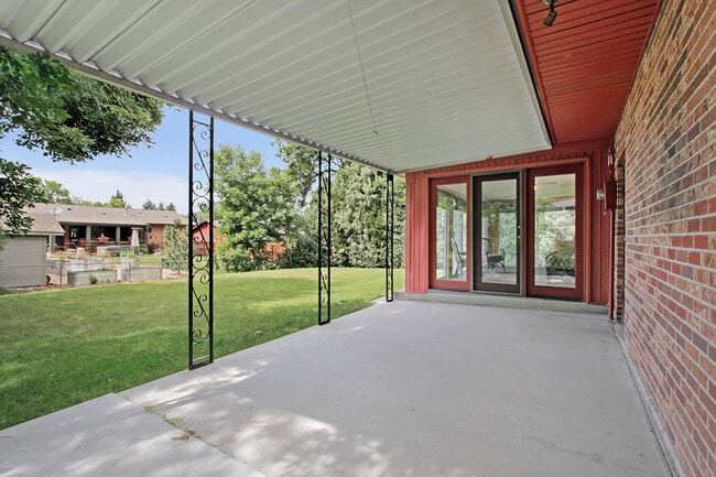 Building Photo - 6741 E La Salle Pl