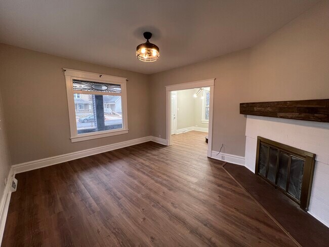 Building Photo - 1805 W Callender Ave