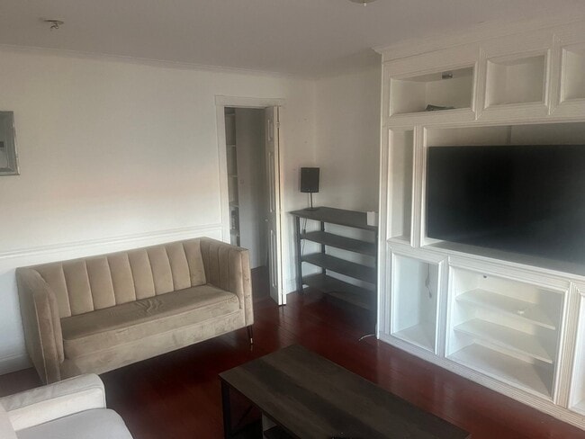 Building Photo - 579 Putnam Ave