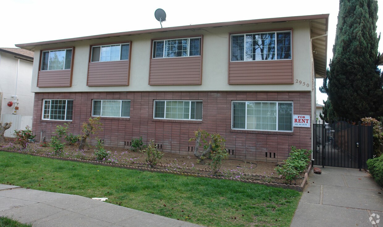 Foto del edificio - Santana Courtyard Apartments