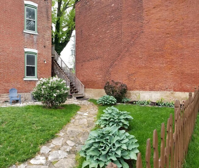 jardín cercado en el patio - 1916 S 10th St
