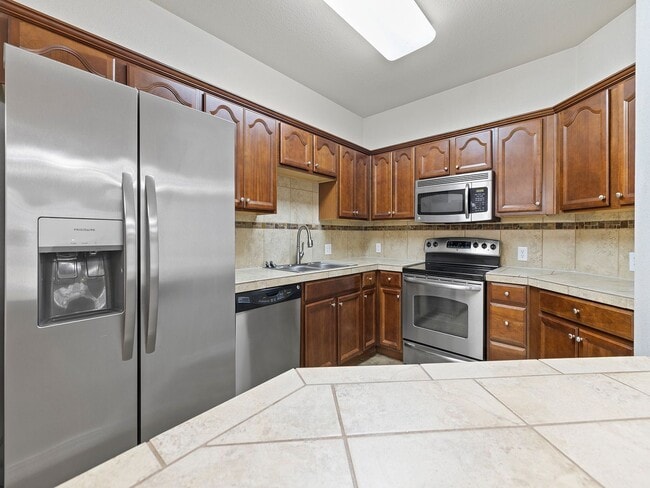 Building Photo - 2 bed 2 Bath Condo with Community Pool!
