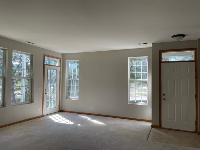 Building Photo - 1531 Millbrook Dr